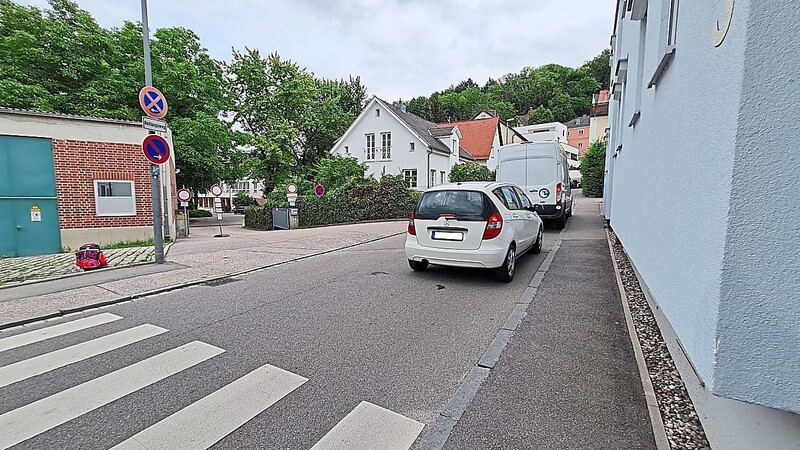 Um den Schulweg zur Karl-Heiß-Schule sicherer zu machen, wird an der Bachstraße eine Elternhaltezone eingerichtet. Die Elterntaxis sollen dann nicht mehr in der Ruffinstraße unmittelbar vor der Schule halten.
