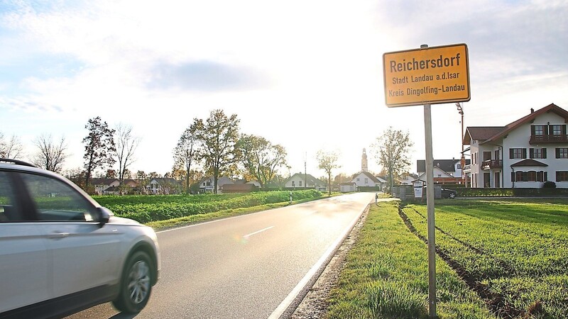 Die Ortsdurchfahrt Reichersdorf wird voraussichtlich im kommenden Jahr ausgebaut, was der Verkehrssicherheit dienen soll. Im Kreisbauausschuss kam zur Sprache, ob man auch die Geschwindigkeit begrenzen sollte.