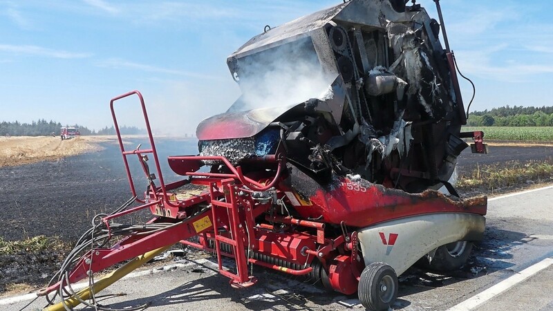 Der Fahrer des Traktors zog die brennende Presse vom Feld.
