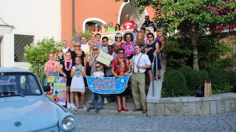 In bunter Kostümpracht präsentierten die Vereine ihr Programm für das Altstadtfest am ersten Augustwochenende.