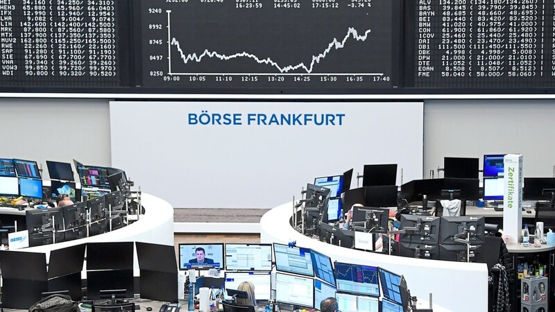 Die Corona-Krise wirkt sich weiterhin massiv auch auf den internationalen Aktienmarkt aus. Der Dax schließt am Montag an der Frankfurter Börse unter 9.000 Punkten.
