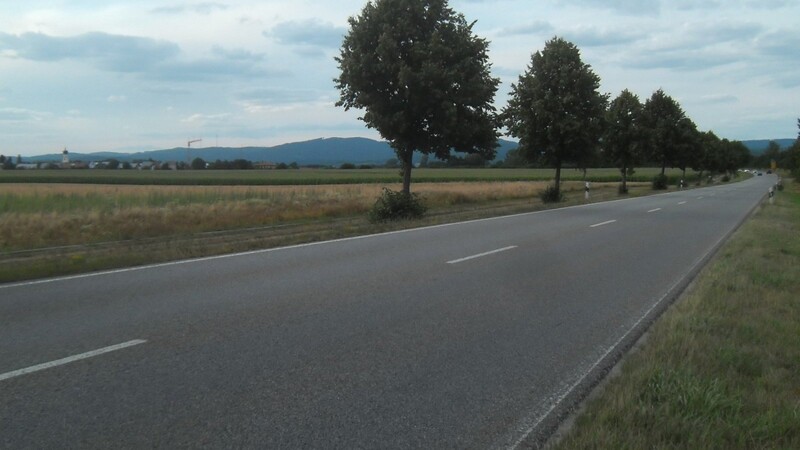 Das Bild zeigt den entsprechenden Streckenabschnitt der Staatsstraße 2125 zwischen Unterzeitldorn und Kößnach. Links am Bildrand ist die Ortschaft Kößnach zu erkennen.