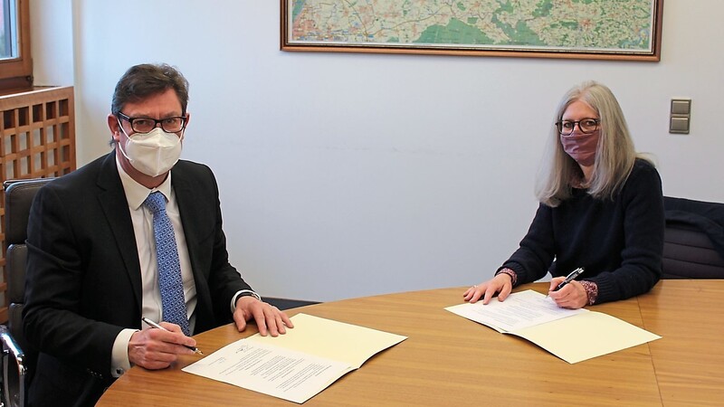 Ute Köller vom Selbsthilfezentrum München und Landrat Martin Bayerstorfer bei der Unterschrift der Kooperationsvereinbarung.