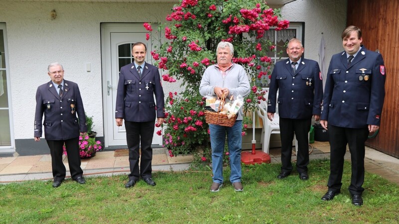 Eine Abordnung der Feuerwehr Arndorf gratulierte Ferdinand Bielmeier (Mitte) zum 70. Geburtstag.