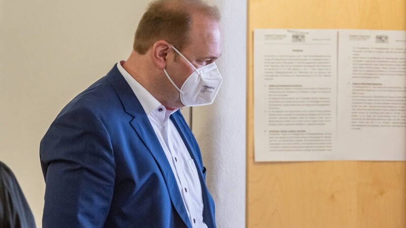 Christian Schlegl, früherer Regensburger Oberbürgermeister-Kandidat der CSU, geht an einem früheren Verhandlungstag in den Saal im Landgericht Regensburg. Der Prozess gegen ihn soll am 11. Mai enden.