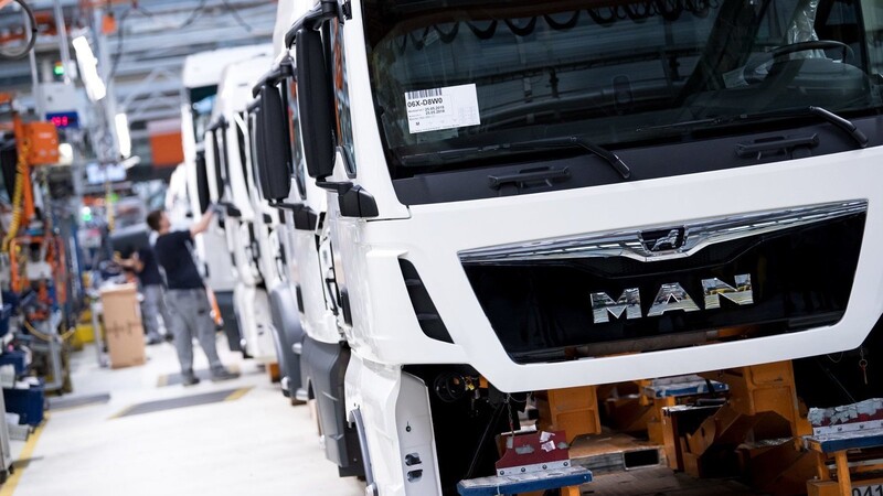 Mitarbeiter von MAN Truck & Bus arbeiten an einer Produktionsstraße an einem LKW. Der Lastwagenbauer MAN will sich neu aufstellen und deshalb in Deutschland und Österreich bis zu 9.500 Stellen abbauen.