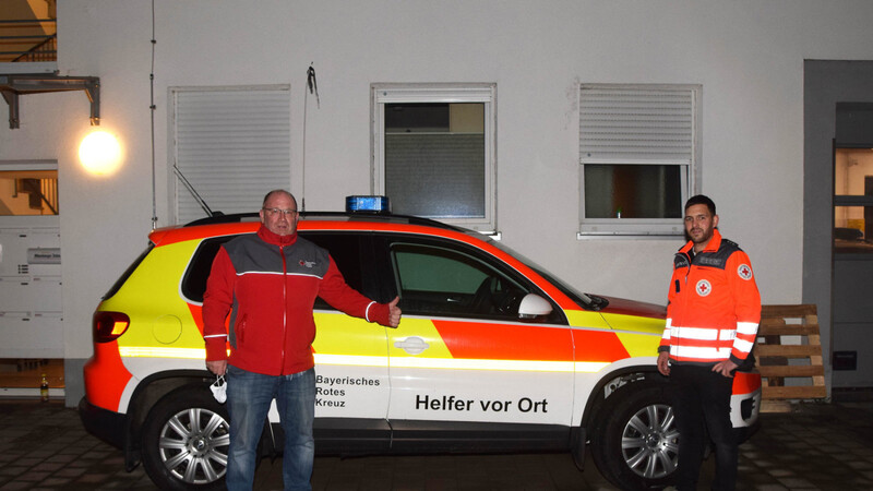 BRK-Bereitschaftsleiter Manfred Kehlringer (l.) und sein Stellvertreter Benedikt Kehlringer (r.) vor dem Helfer-vor-Ort-Auto. Auch die HvO-Einsätze liefen heuer wegen Corona anders ab.