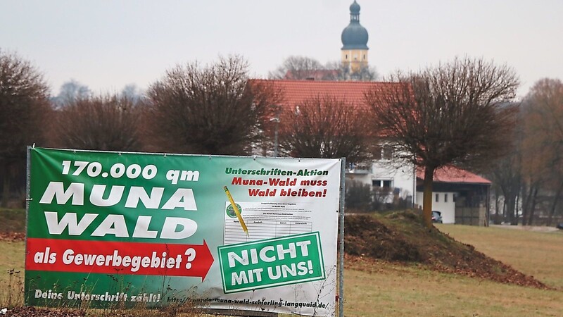 Mit großflächigen Plakaten - wie hier am Schierlinger Ortseingang - machen die "Freunde des Muna-Waldes Schierling-Langquaid" Werbung für ihr Anliegen, den Munawald vollständig zu erhalten.
