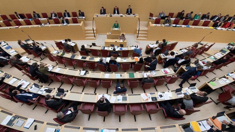 Im bayerischen Landtag zeichnet sich keine Zweidrittelmehrheit für die von CSU und Freien Wählern vorgeschlagene Aufnahme des Klimaschutzes als Staatsziel in die Verfassung ab.