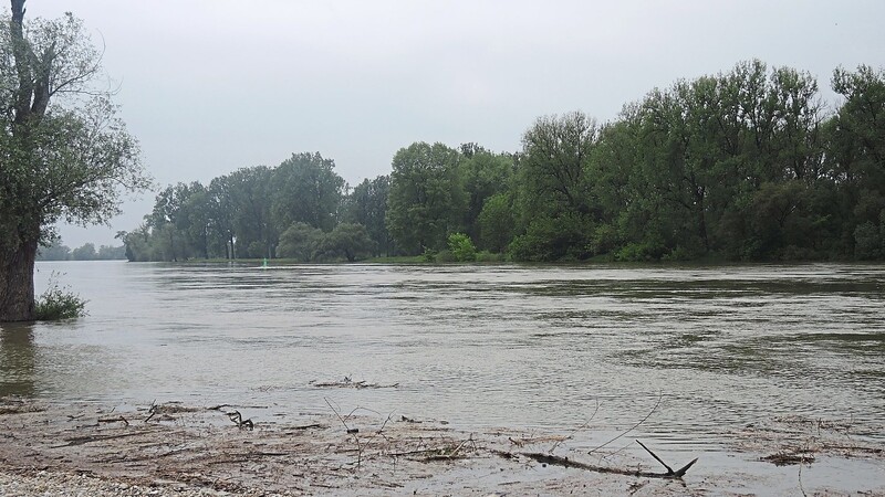 Lebensader und Bedrohung zugleich: Bei einem 100-jährlichen Hochwasserereignis befürchten die Unterlieger der Donau beim jetzigen Planungsstand Nachteile durch den offenen Polder.