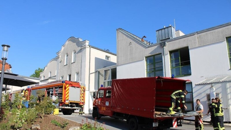 In der Hellge-Klinik in Passau ist es am Samstag zu einem Wasserrohrbruch gekommen. Die Feuerwehr musste anrücken.