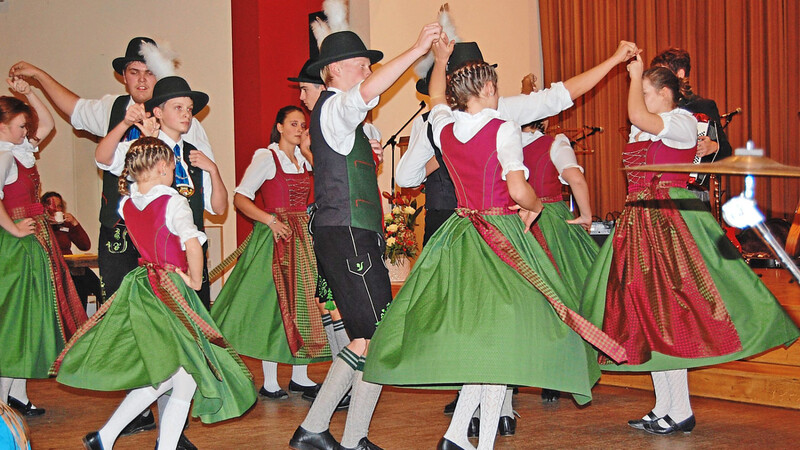 Im Jahr 2016 hat die Jugendgruppe des Mainburger Trachtenvereins bei "Jugend gestaltet Freizeit" mitgemacht und das Publikum begeistert.