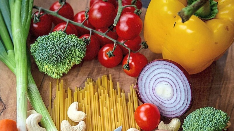 Die Themen Ernährung, Bewegung, Schlaf und Stress spielen beim IGM-GesundheitsInvest eine große Rolle. Übrigens: Fünf Portionen Obst und Gemüse am Tag empfehlen die IGM-Gesundheits-Coaches.