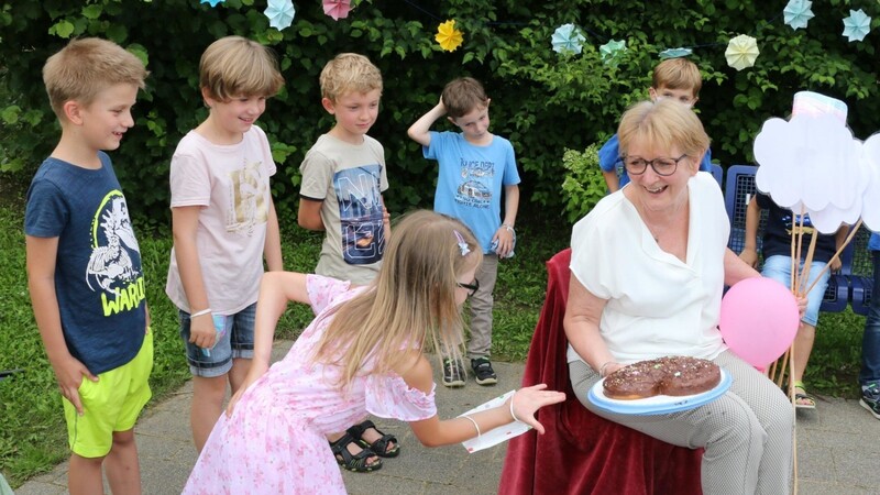 Ihre Klasse versüßte Gabriele Ringl mit einem Schokoladenkuchen den Abschied von der Grundschule Mauern.