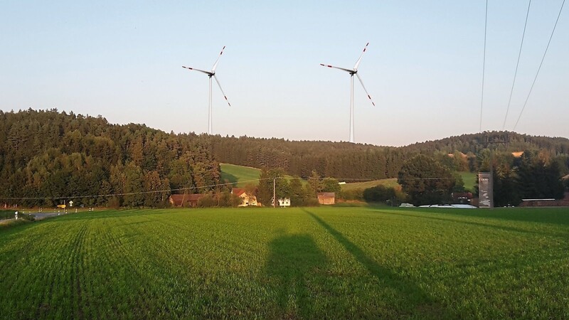 Die damals geplanten Windräder am Schlaghäuselberg riefen 2016 die Bürgerinitiative auf den Plan - eine Fotomontage der BI zeigt den Blick von Enghausen aus.