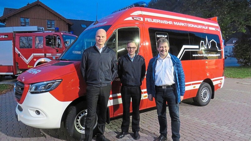 Bürgermeister Jürgen Sommer, Kommandant Christopher Möck und zweiter Kommandant Andreas Piwonka sind stolz auf das neue Einsatzfahrzeug.