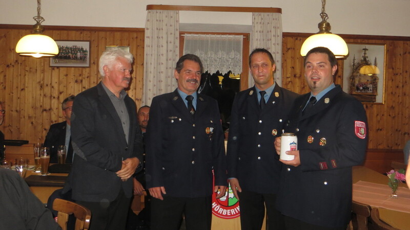 Das Bild zeigt (von links) Bürgermeister Erwin Baumgartner, Franz Niederschweiberer, Martin Wolf und Matthias Niederschweiberer. Nach 50 Jahren beendete Ehrenvorstand Franz Niederschweiberer aus Altersgründen seinen aktiven Feuerwehrdienst in Hörbering.