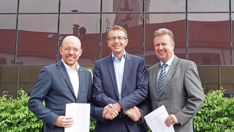 Starten gemeinsam den lokalen Strommarkt Furth-Altdorf (v.l.): Andreas Horsche, Bayernwerk-Geschäftsführer Thomas Oppelt und Helmut Maier.
