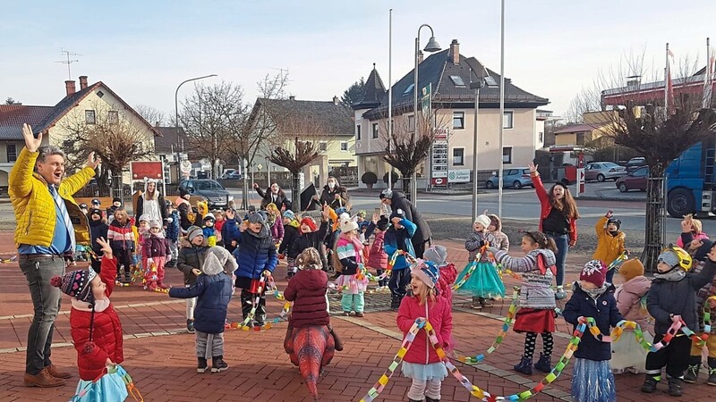 Mit einer langen Girlande feierten die Kinder vom Kindergarten Regenbogen den Fasching vor dem Rathaus.