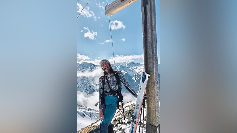 Jil Lehnert am Gipfelkreuz nach einem Trainingsaufstieg.