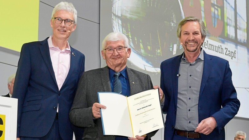 Helmuth Zapf (Mitte) wurde von Dr. Gerd Ennser (rechts) und Martin Krisam, Vorsitzender für Ortsclubarbeit, ausgezeichnet.