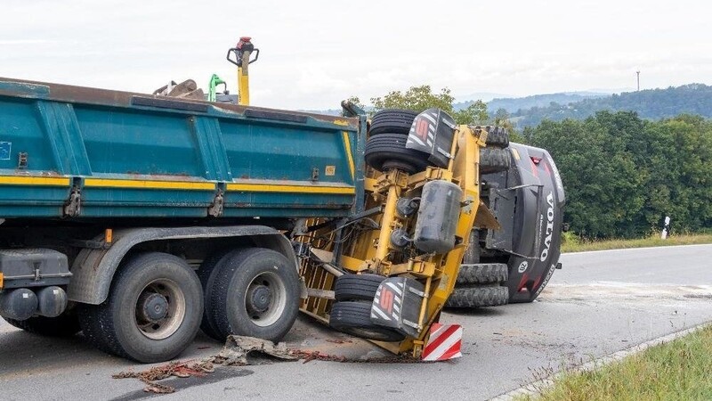 Spektakulärer Unfall am Donnerstagnachmittag in Vilshofen (Kreis Passau). Dort ist ein Lkw-Anhänger samt geladenem Bagger umgestürzt.