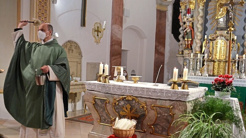 Pfarrer Thomas Hösl segnete mit Weihwasser die Kirchenbesucher und die Kerzen, die im kommenden Jahr in der Pfarrkirche Sankt Laurentius verwendet werden.