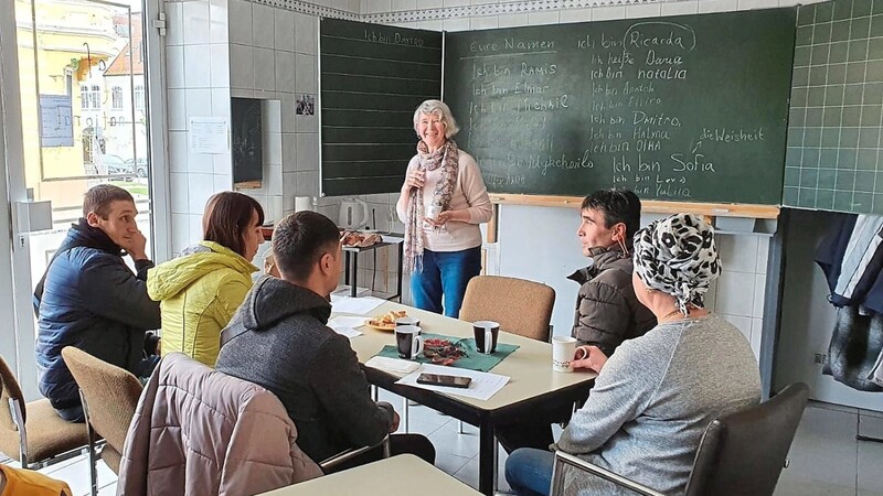 Das Café International in Nandlstadt hat sich zu einer wichtigen Begegnungsstätte entwickelt, wo Geflüchtete von ehrenamtlich engagierten Bürgern Unterstützung bekommen. Dazu gehört unter anderem der Deutschunterricht von Ricarda Thaler.