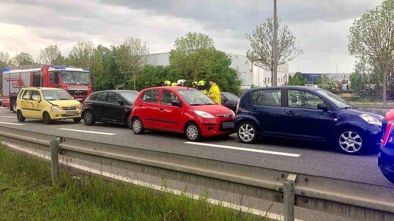 Drei Auffahrunfälle innerhalb weniger Sekunden legten am Freitagnachmittag den Feierabendverkehr in der Max-Planck-Straße in Regensburg lahm.