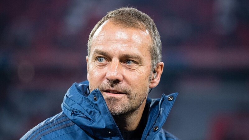 Bleibt mindestens bis zum Saisonende Trainer des FC Bayern: Hansi Flick.