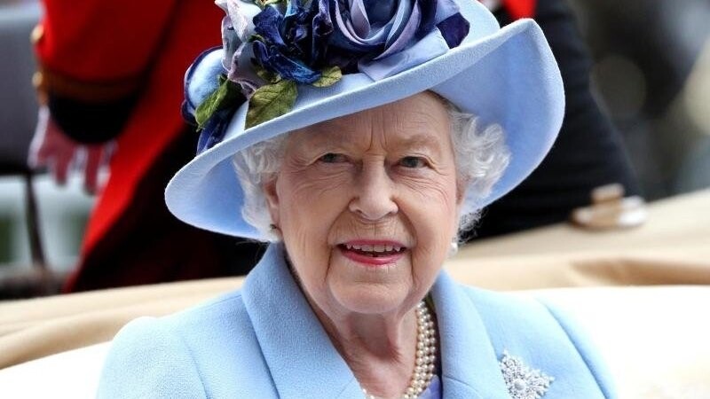 Die britische Königin Elizabeth II. bei ihrer Ankunft mit einer Kutsche beim Pferderennen Royal Ascot.