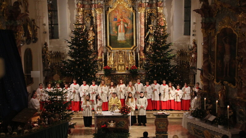 Festlich geschmückt präsentierte sich die Pfarrkirche zur Christmette am Heiligen Abend. Pfarrer Trummer war umringt von zwei Dutzend Ministranten.