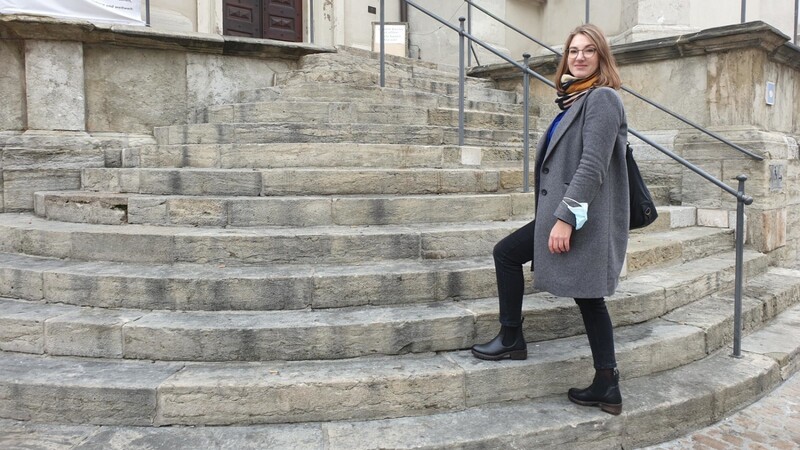 Treppenforscherin Sophie Schlosser sieht Details, an denen andere vorbeigehen. Die Treppe an der Regensburger Neupfarrkirche sticht durch ihre viertelkegelförmige Form hervor - als wollte sie sich gleichmäßig nach unten ergießen.
