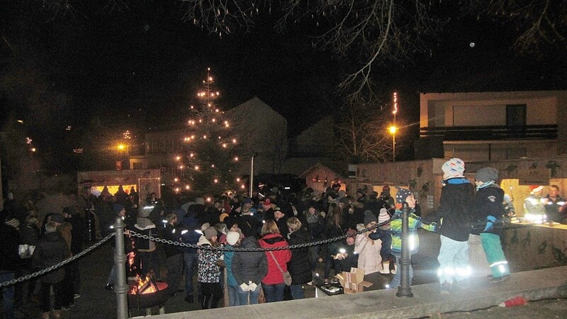 Gut 300 Besucher strömten beim 8. "Adventszauber" auf den weihnachtlich geschmückten Dorfplatz.
