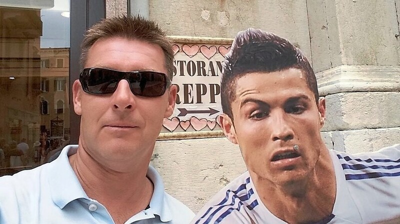 In seiner Zeit als Lehrer hat Fichtner sein Weg auf Abschlussfahrten auch öfter nach Verona geführt - hier hat er einen "Papp-Ronaldo" getroffen.