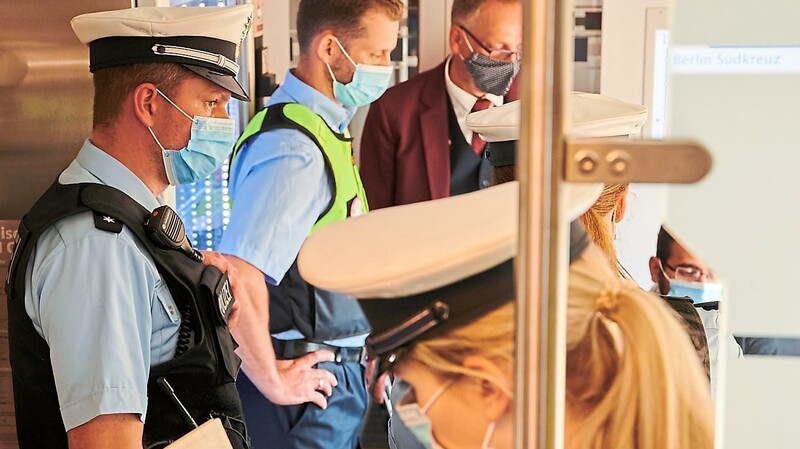 Bayernweit wird heute die Maskenpflicht in öffentlichen Verkehrsmitteln kontrolliert. In Ostbayern gab es dabei bislang kaum Verstöße. (Symbolbild)