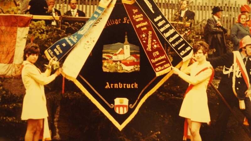 Zum 100-jährigen Jubiläum 1969 wurde eine neue Fahne geweiht, die hier Martha Schrötter und Christl Weber halten.