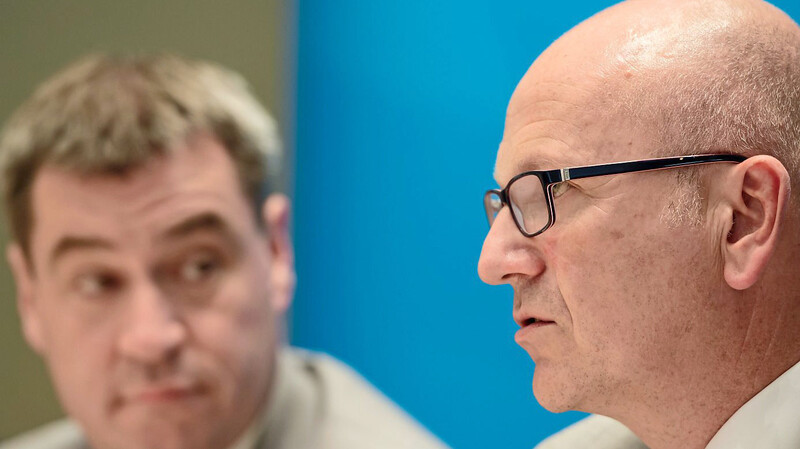 Uwe Brandl (rechts), hier an der Seite von Markus Söder, fordert das Auslesen von Handydaten zur Kontrolle der 15-Kilometer-Regel - sehr zum Entsetzen der SPD in seinem Heimatlandkreis Kelheim.