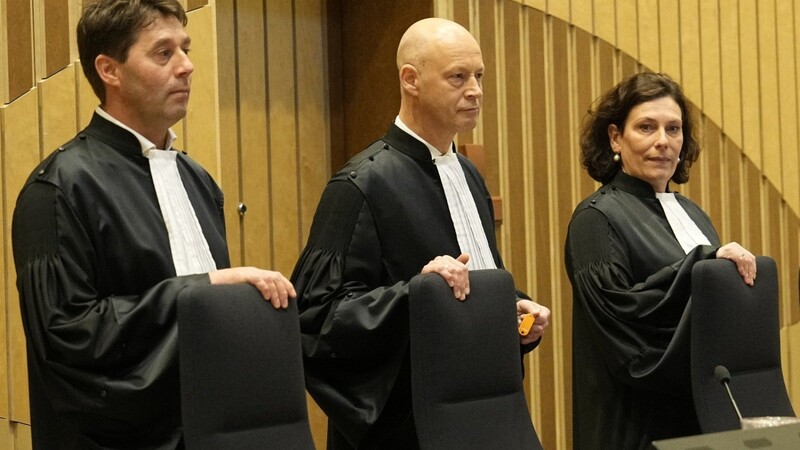 Der vorsitzende Richter Hendrik Steenhuis (M.) wartet vor der Urteilsverkündung im Prozess um den Malaysia-Airlines-Flug MH17.