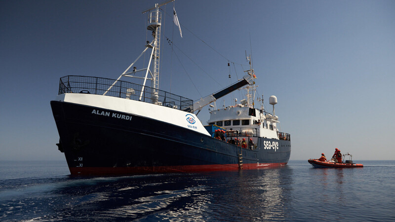 Drei libysche Schiffe sollen die "Alan Kurdi" bedrängt haben.