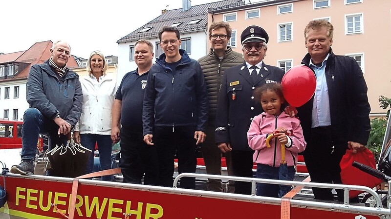 Interessiert zeigten sich der Oberbürgermeister der Stadt Christian Moser (Mitte) mit Renate Wasmeier (2. v. l.) und Oliver Antretter (r.) bei den Aktionen der Feuerwehren unter SBI Tim Rothenwöhrer (3. v. l.) und dem ersten Vorsitzenden des Kreisfeuerwehrverbandes Konrad Seis (2. v. r.).