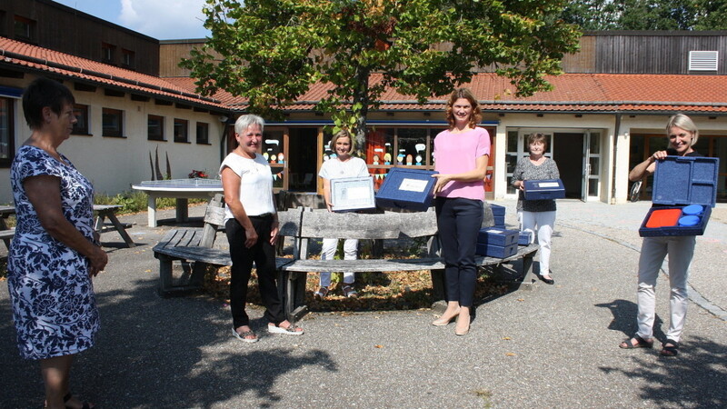 Nachbarschaftshilfeverein und Schulküche organisierten ehrenamtlich Essen auf Rädern in Brennberg. Landrätin Tanja Schweiger übergab für den Start des Projekts zehn Warmhalteboxen mit Geschirrsets.