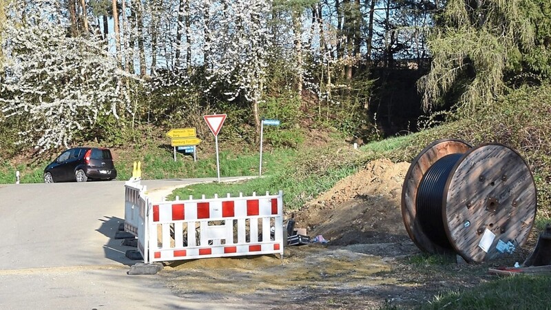 In der Kirchdorfer Straße werden derzeit Kabel verlegt, um den Stromanschluss für das Baugebiet "Wiesfeld" herzustellen.