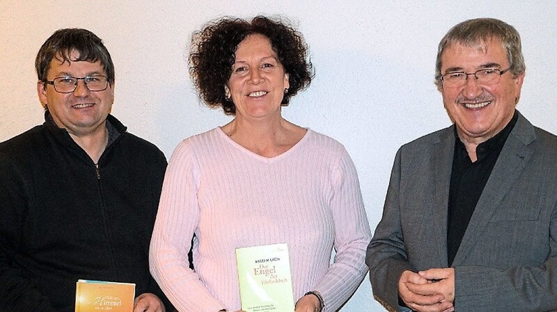 Thomas Schmidbauer und Andrea Aich (von links) wurden von Pfarrer Gallmeier beim Dankabend der Pfarrei geehrt.