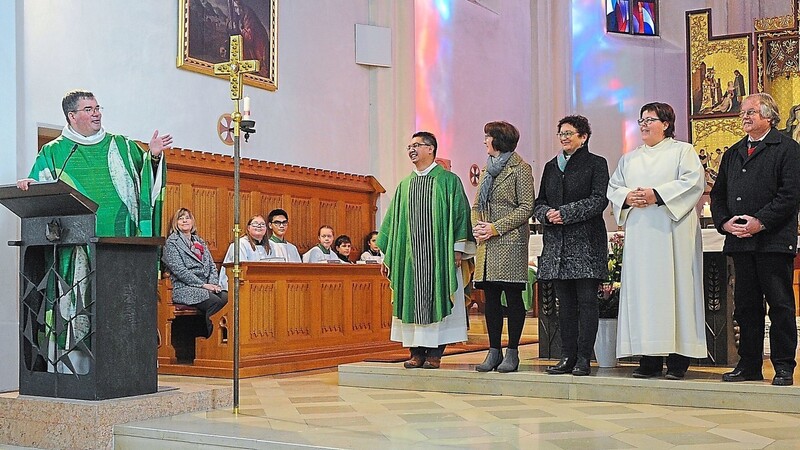 Als Gemeindereferentin ist Rosemarie Bär-Betz (2. von rechts) Mitglied des neuen Leitungsteams des Pfarrverbands Geisenhausen, hier bei der offiziellen Vorstellung im Rahmen des Gottesdienstes am vergangenen Sonntag.