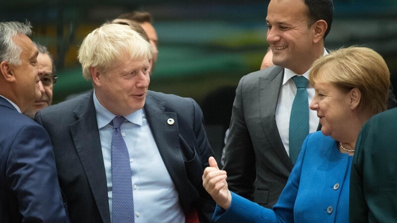 Bundeskanzlerin Angela Merkel (v. r.), der irische Premierminister Leo Varadkar, sein britischer Amtskollege Boris Johnson und die anderen 25 EU-Staats- und Regierungschefs haben sich kurz vor knapp auf eine Neufassung des Brexit-Abkommens geeinigt. Wie viel der Deal wert ist, wird sich am Samstag zeigen.