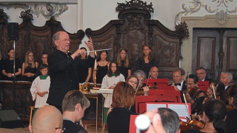 Chordirektor Siegfried Beck dirigiert das philharmonische Orchester Pilsen.