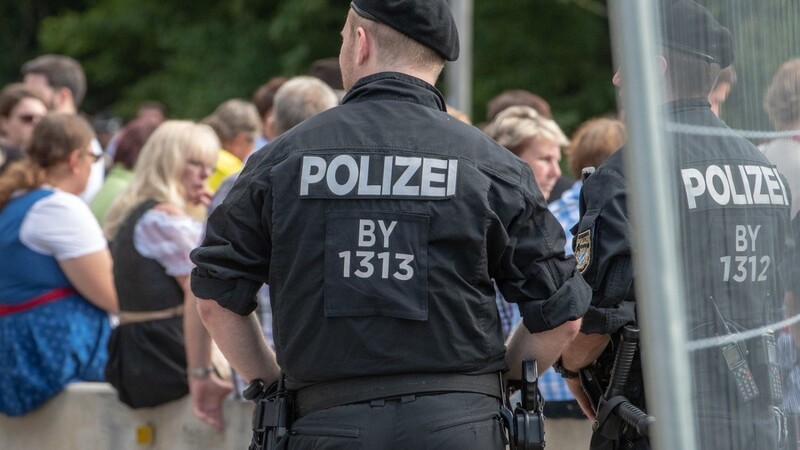 Auch am Mittwoch hatte die Straubinger Polizei am Festplatz wieder alle Hände voll zu tun.