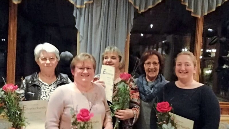 Langjährige Mitglieder wurden geehrt, von links: Maria Scheidacker, Elfriede Beer, Monika Eibl, Ingrid Kärcher und Angela Huber.