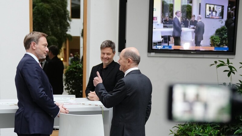 Die drei "starken Männer" der neuen Bundesregierung, von links nach rechts: Christian Lindner, (FDP) Robert Habeck (Bündnis 90/Die Grünen) und Olaf Scholz (SPD) vor der Bundespressekonferenz nach der Unterzeichnung des Koalitionsvertrages.
